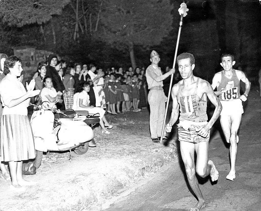 Abebe Bikila Roma 1960 maraton descalzo biografia locos por correr 01