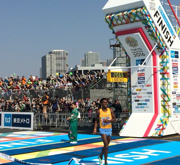 Feyisa Lilesa Maratón de Tokio - Locos por correr