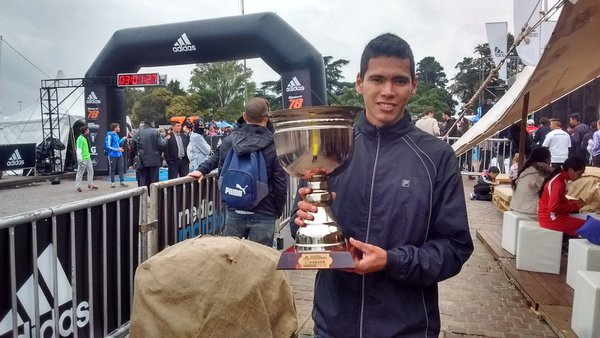 Marcelo Fabricius - campeón argentino en 21k media maratón ciudad de Rosario 2016 - Locos por correr