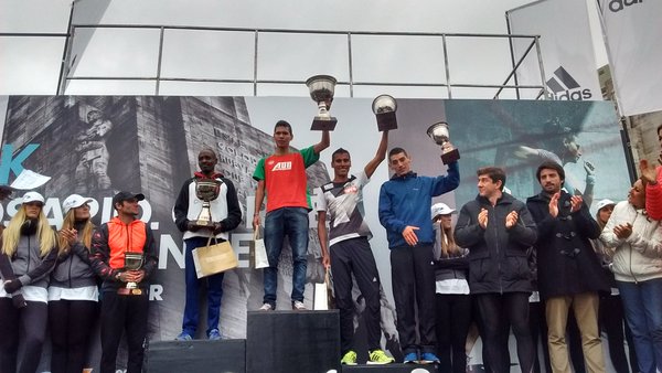 Podio masculino 21k Media MAratón ciudad de Rosario - Locos por correr
