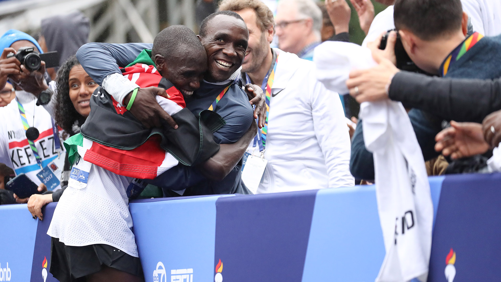NEW YORK, NY - NOVEMBER 05: Geoffrey Kamworor of Kenya celebrates winning the Professional Men's Division during the 2017 TCS New York City Marathon in Central Park on November 5, 2017 in New York City. (Photo by Elsa/Getty Images)