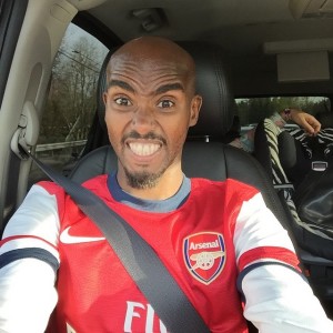 Farah con la camiseta del Arsenal de Londres - Locos por correr