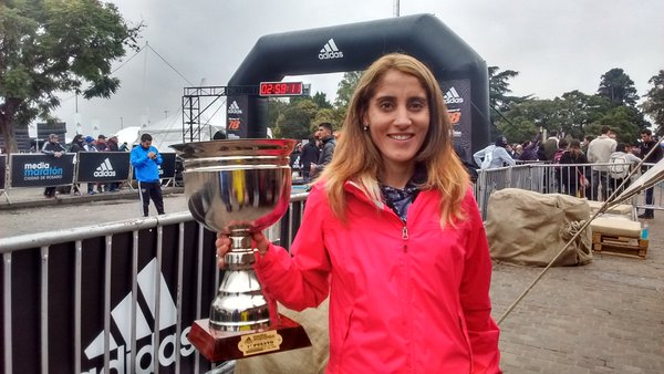Rosa Godoy - campeona nacional media maratón 21k ciudad de Rosario 2016 - Locos por correr